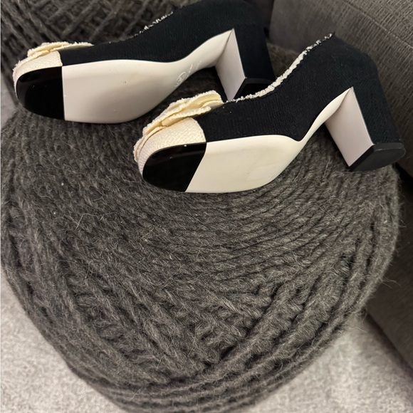 CHANEL Rosette heels - Picture 4 of 5